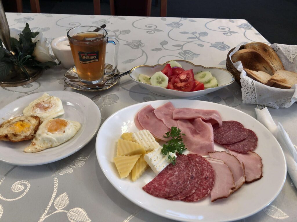 ハムセット、目玉焼き、生野菜、パンのセット。