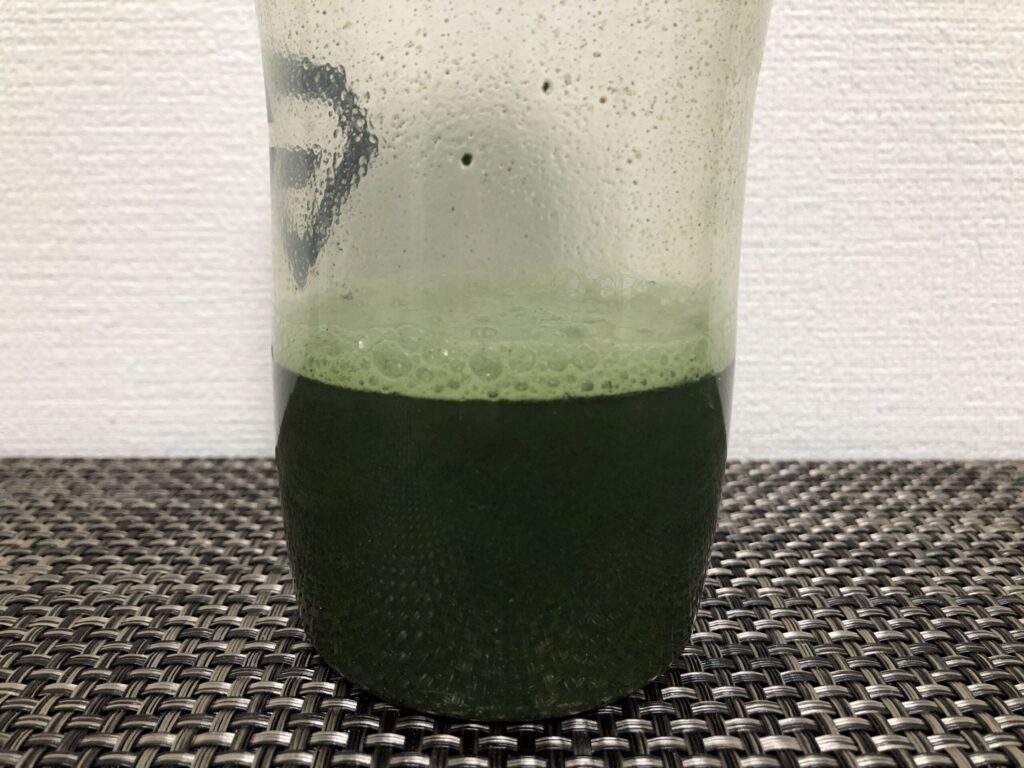 Paradise Herbs「ORAC-Energy グリーンズ」を水に溶かした状態
