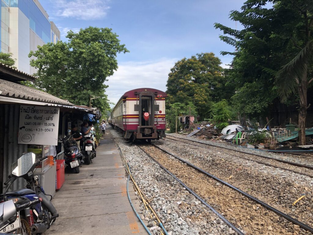 パヤタイ駅前のプラットフォームに到着した電車