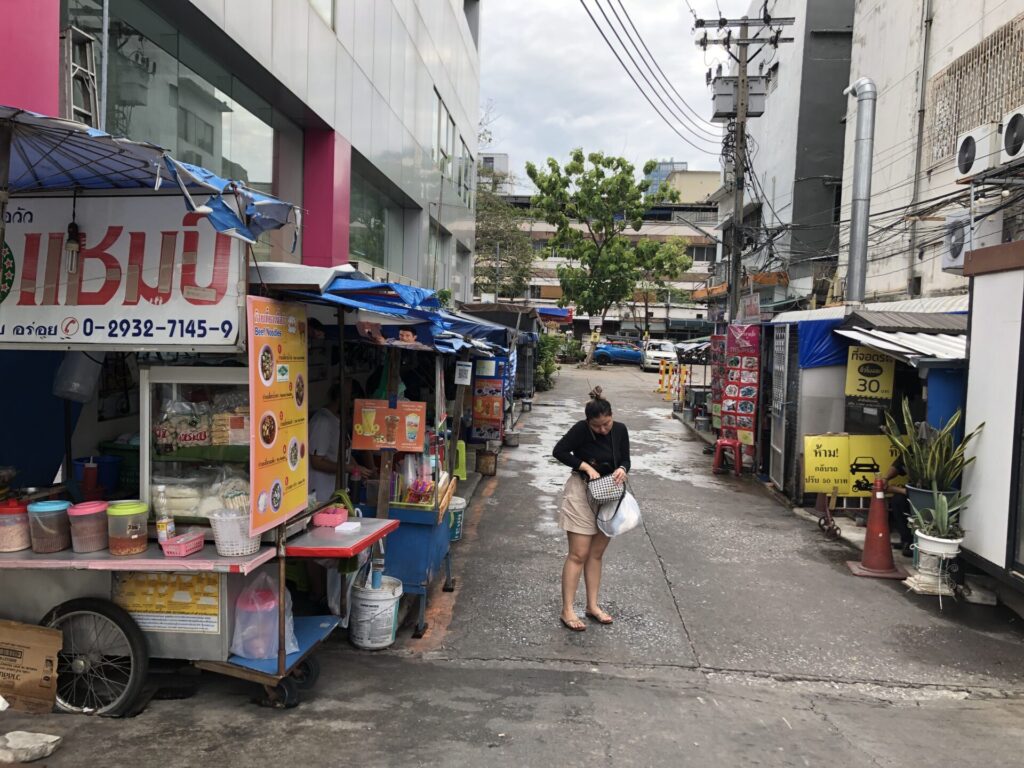 ザ・コクーン・ホステルへの小道