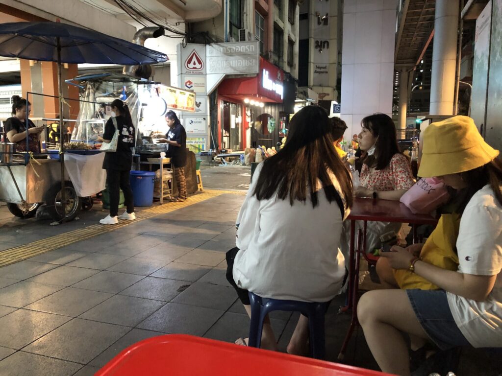 ラーチャテーウィー駅に並ぶ屋台