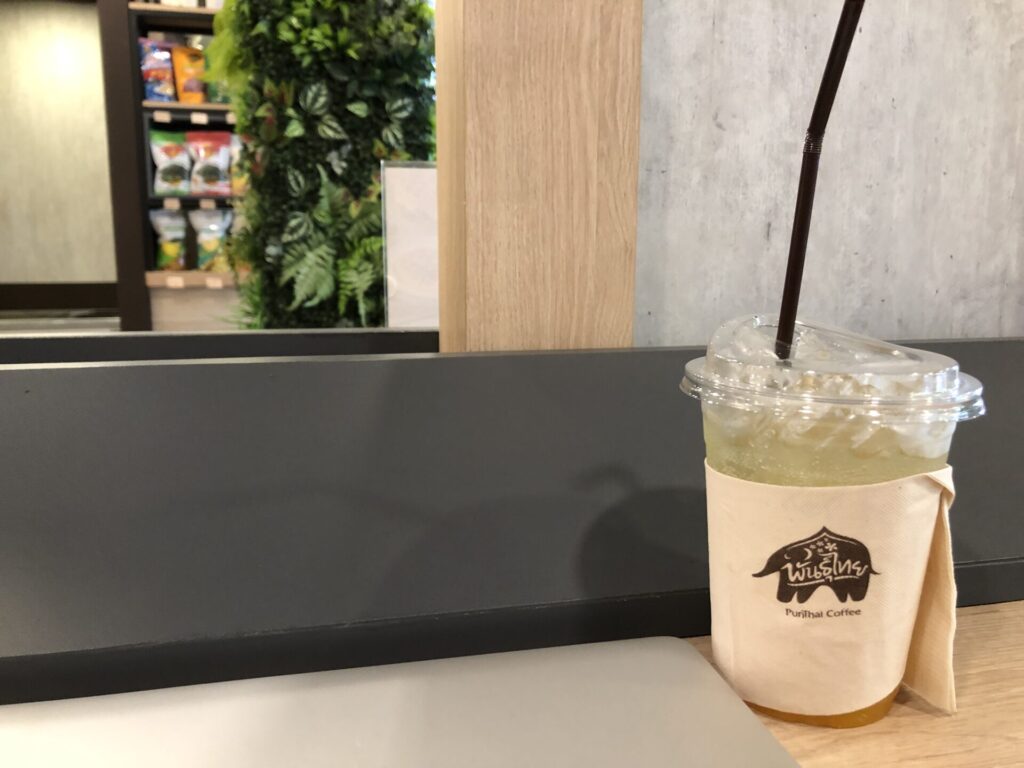 近くのカフェで注文したレモネード