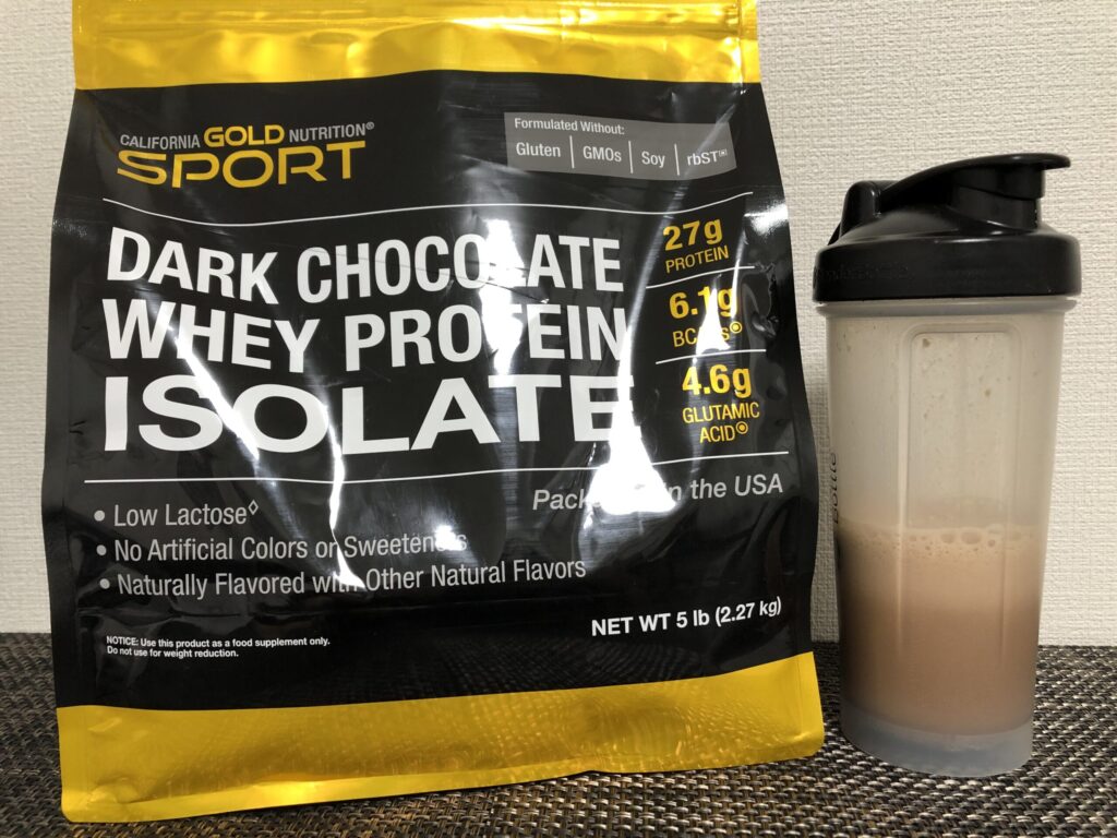 ホエイプロテインアイソレートのパッケージと、水に溶かしてシェイカーに入れたもの