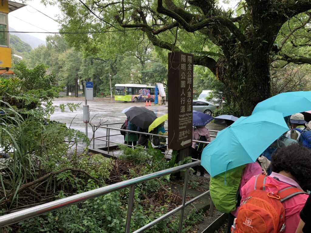 陽明山バスターミナルの雨の様子