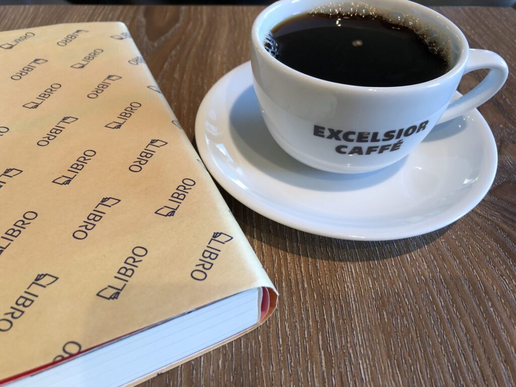 カフェのテーブルに置いた本とコーヒー