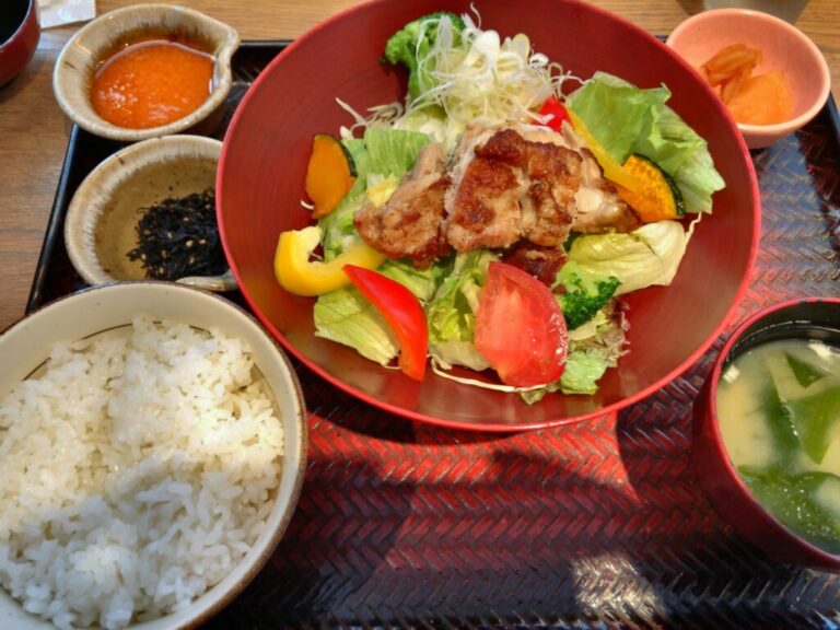 大戸屋のもろみチキンの彩りサラダボウル定食としそひじきご飯
