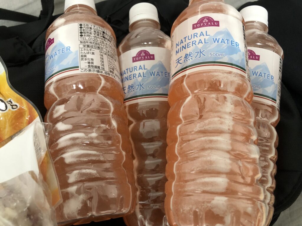 水にアミノ酸とカーボパウダーを混ぜたもの