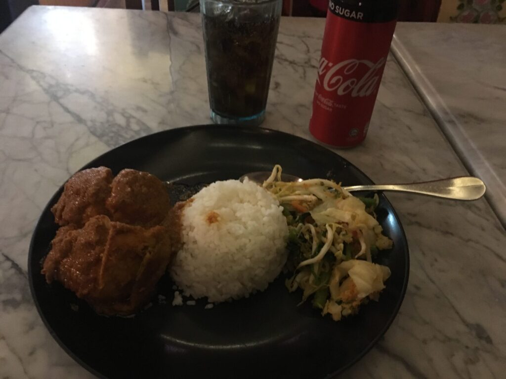 Warung M. Nasirで注文したチキンと野菜炒めとライス