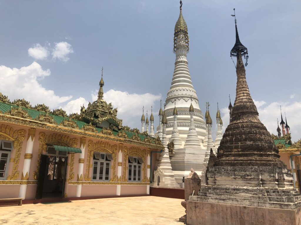 カックー遺跡で一番高い白の仏塔