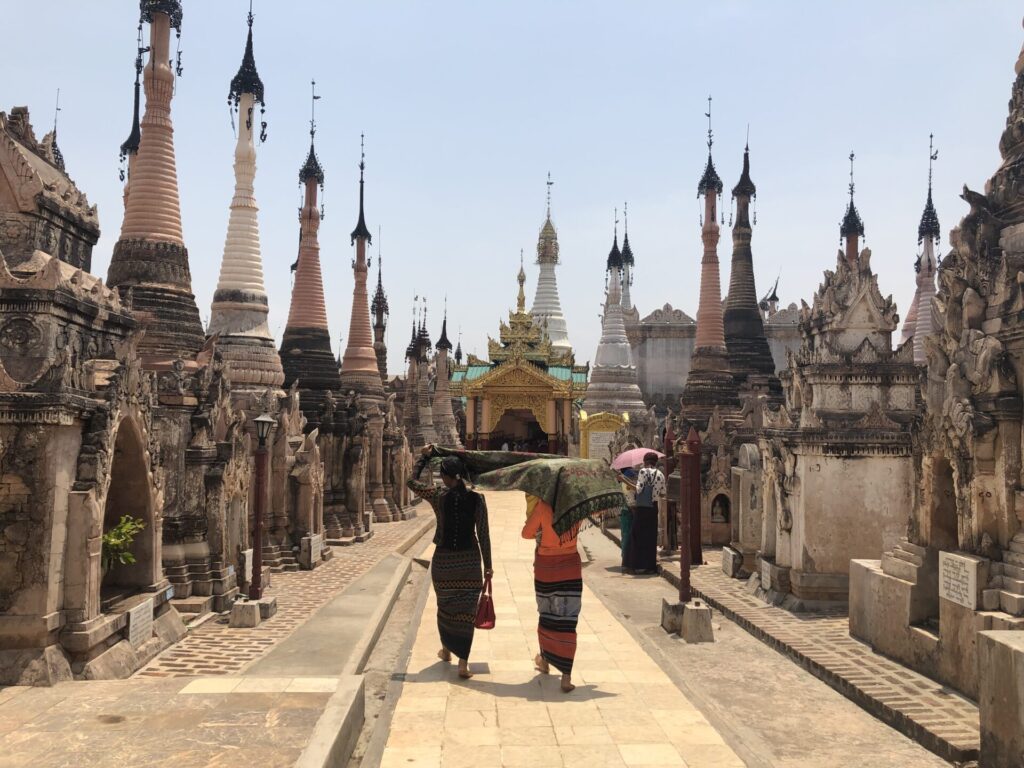 カックー遺跡の仏塔と裸足で歩く参拝者たち