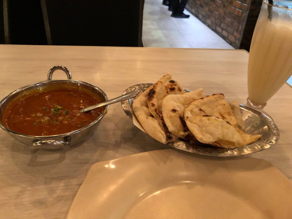 Havelly Kuala Lumpurのチキンカレーとバターナン