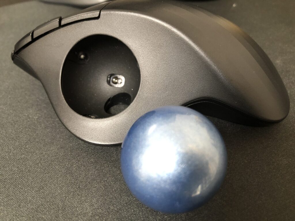 トラックボールマウスのトラックボールを外した状態