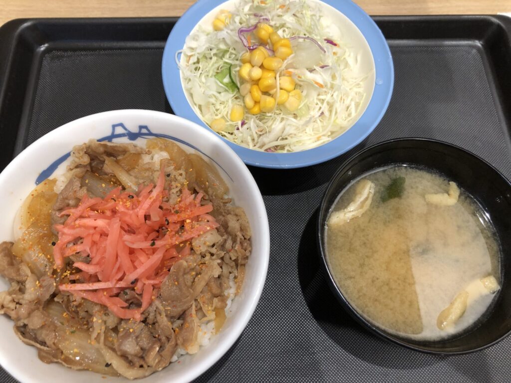 松屋の牛丼＋野菜サラダ