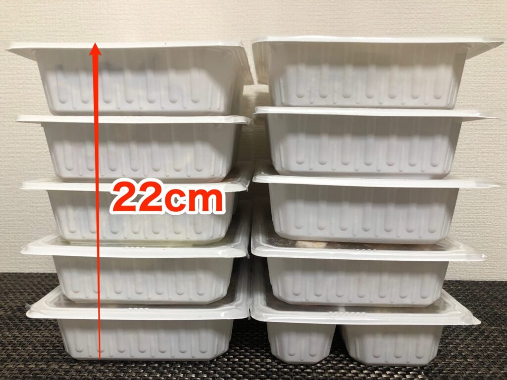 マッスルデリの弁当を5つ重ねた状態（高さ22cm）