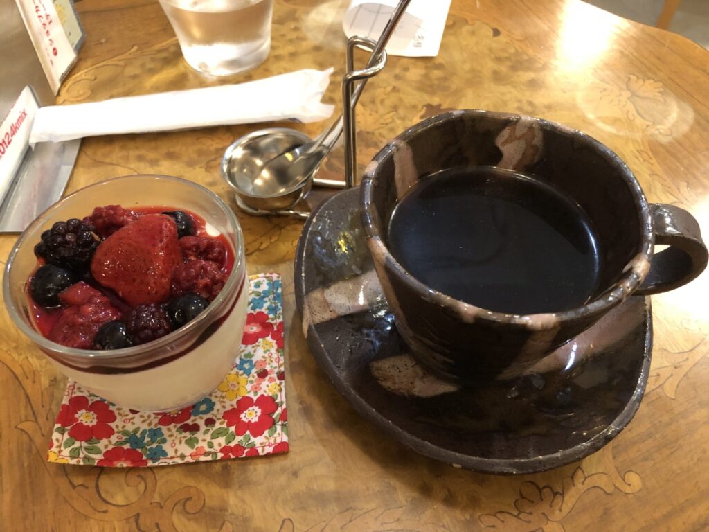 カフェのコーヒーとベリーチーズケーキ