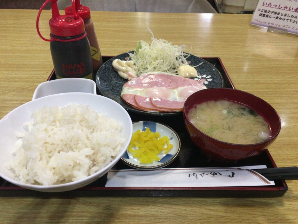 サウナセンター鶯谷のハムエッグ定食