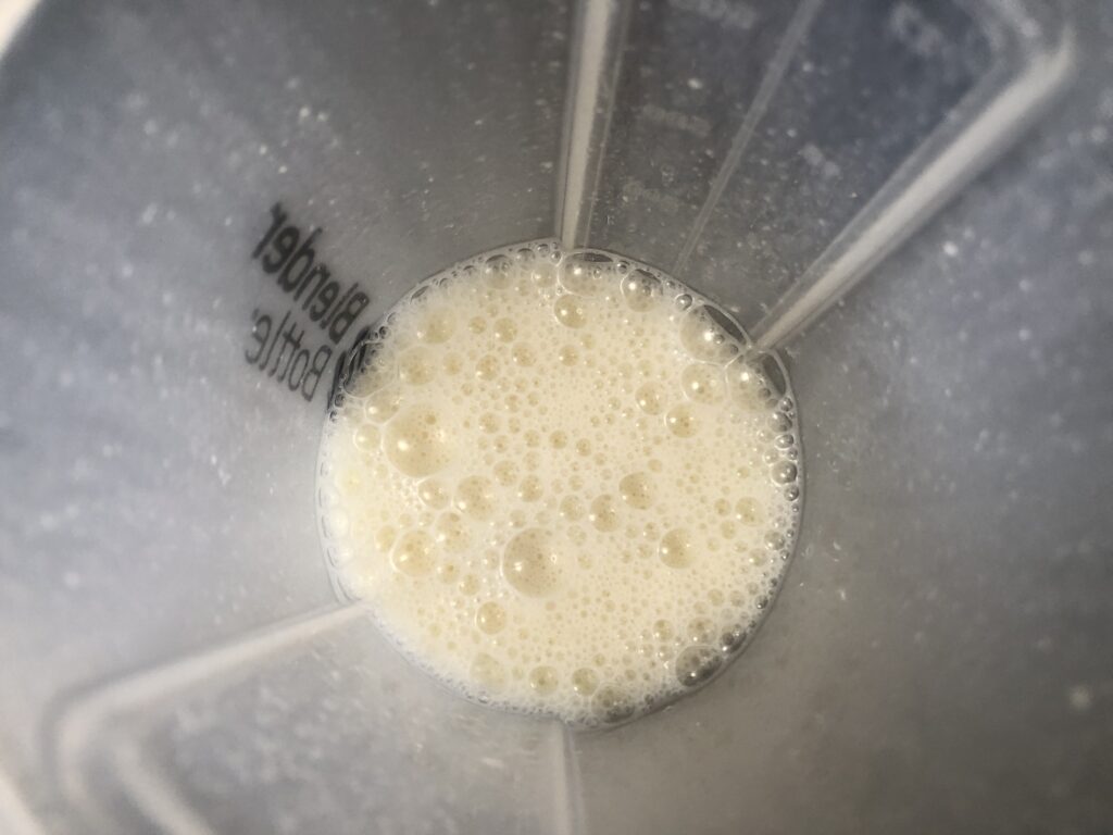 ゴールドスタンダード・バニラアイスクリーム味を水で溶かした直後の泡立ち(上から)