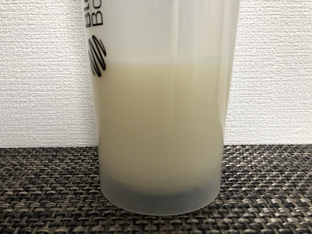ゴールドスタンダード・バニラアイスクリーム味を水で溶かした直後の泡立ち(ボトル横から)
