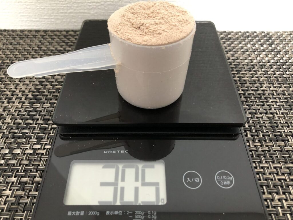 【実際に計量】ゴールドスタンダードの付属スプーンすり切り一杯で30.4g