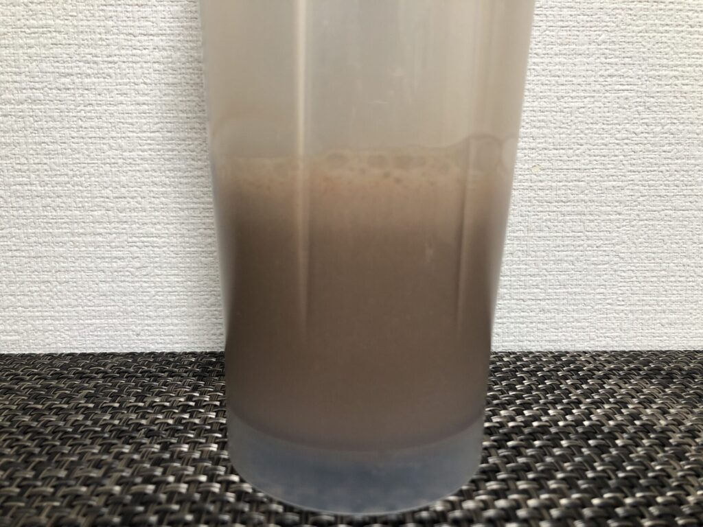 ゴールドスタンダード・チョコレートミント味を水に溶かした直後の泡立ち(ボトル横から)