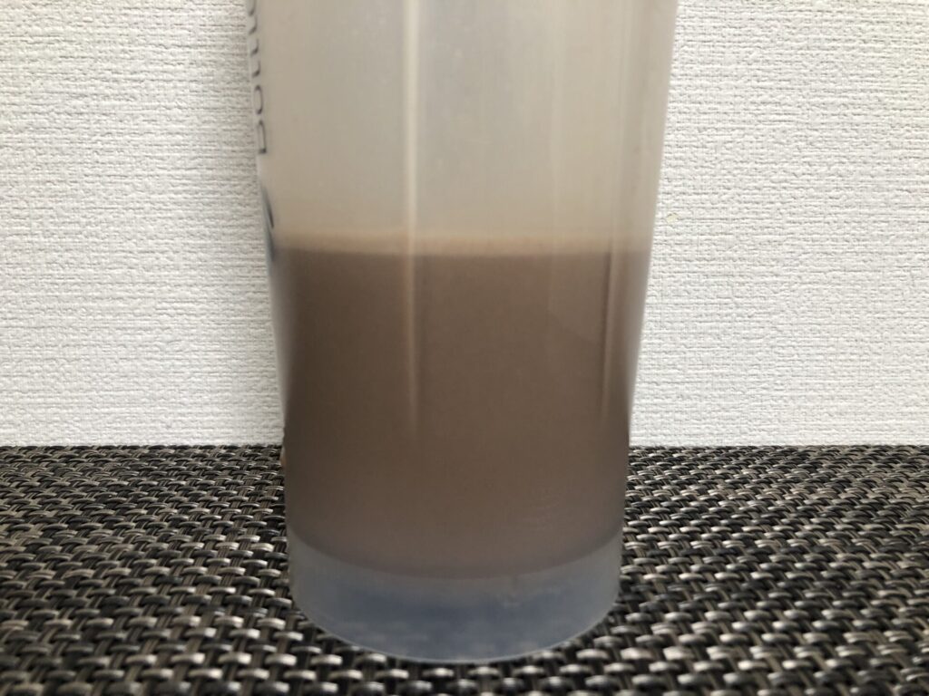 ゴールドスタンダード・エクストリームミルクチョコレート味を水に溶かした直後の泡立ち(ボトル横から)