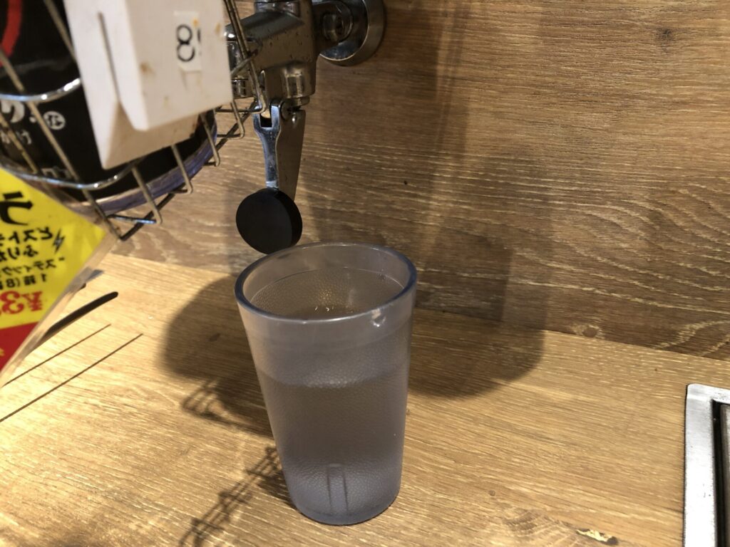 席にあるコップとサーバー