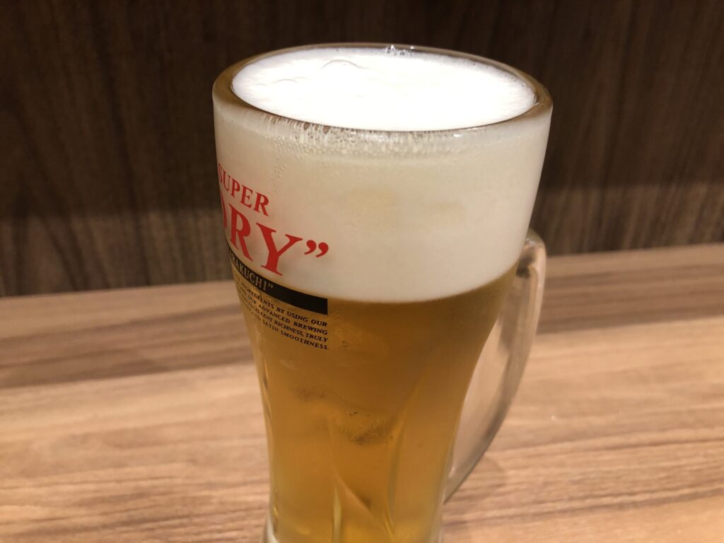 ジョッキに注がれた、泡がクリーミーな餃子の王将の生ビール。