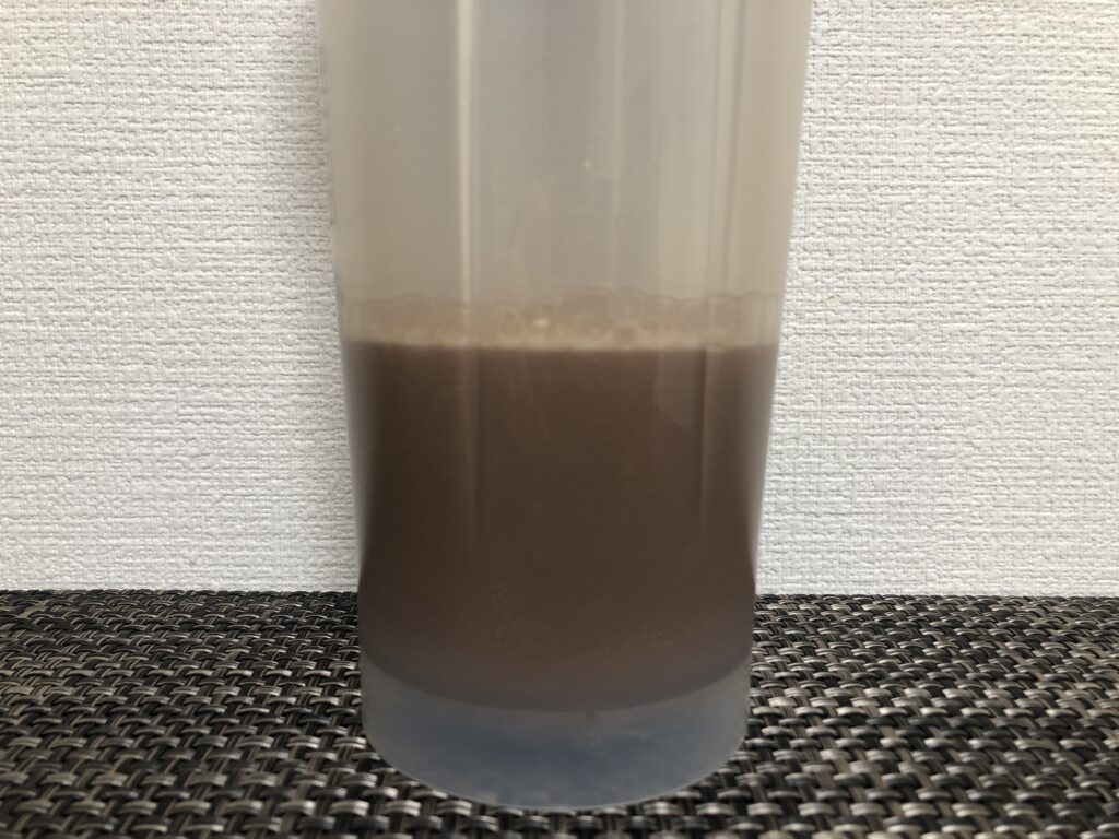 ゴールドスタンダード・チョコレートモルト味を溶かした直後の泡立ち(ボトル横から)
