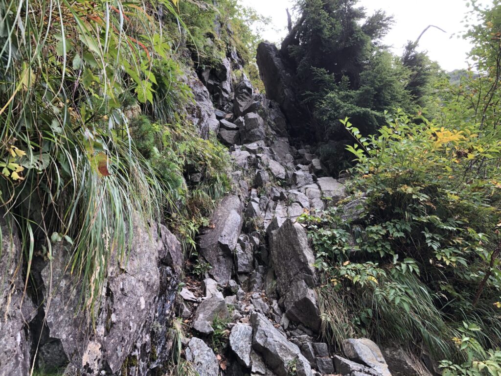 重太郎新道の急角度の岩場