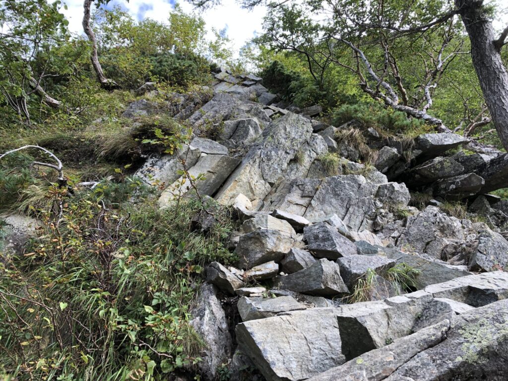 重太郎新道の急角度の岩場