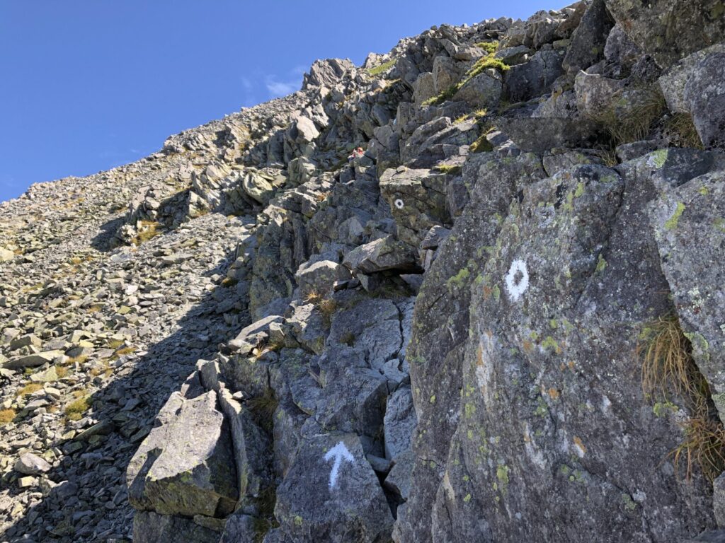 紀美子平からの岩場（丸印）