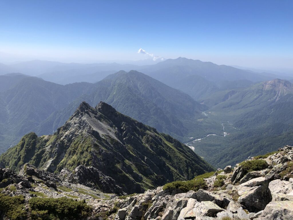 前穂高岳山頂からの景色（上高地方面）