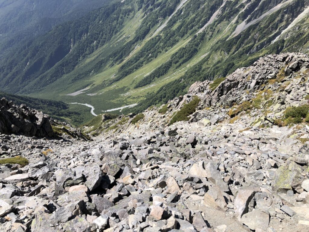 前穂高岳山頂からの下りのガレ場