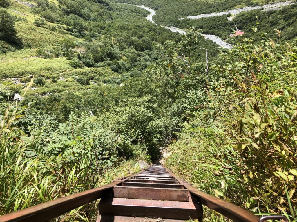 重太郎新道・長いはしごから下を見下ろした景色