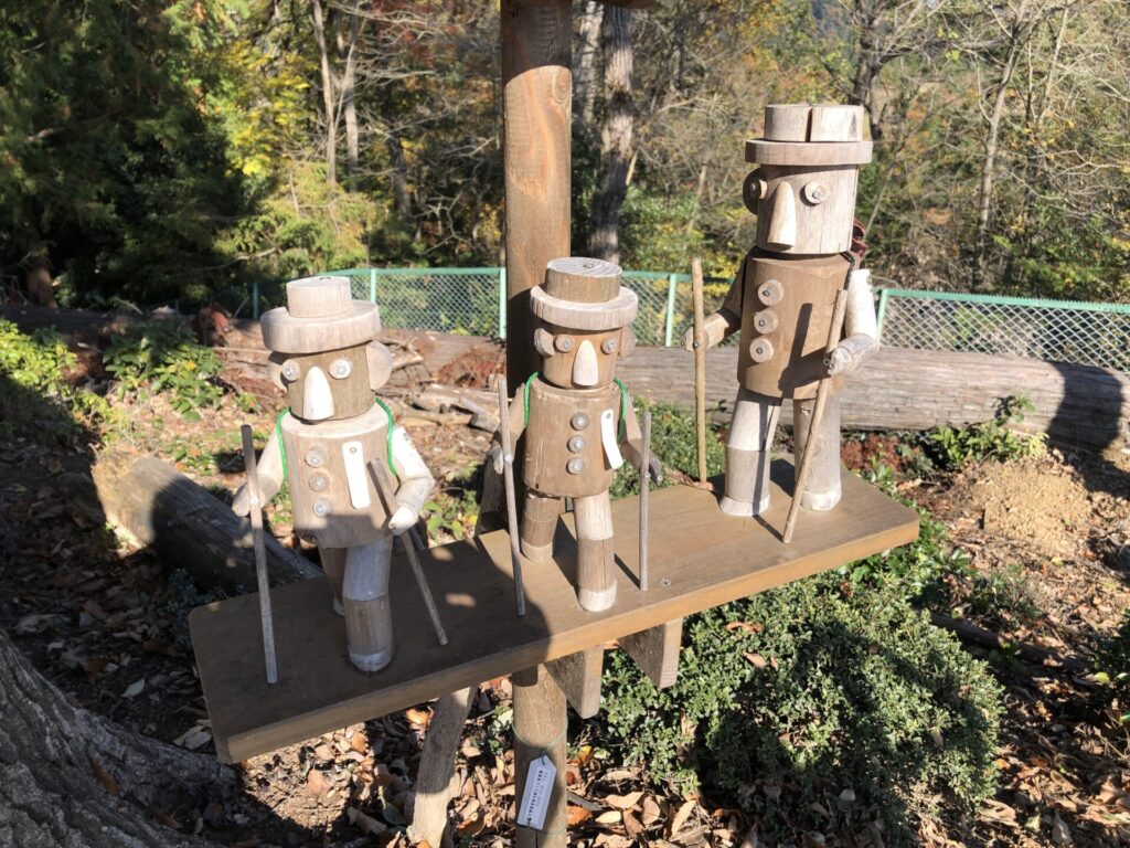 柏木山山頂にある3体の木彫り人形