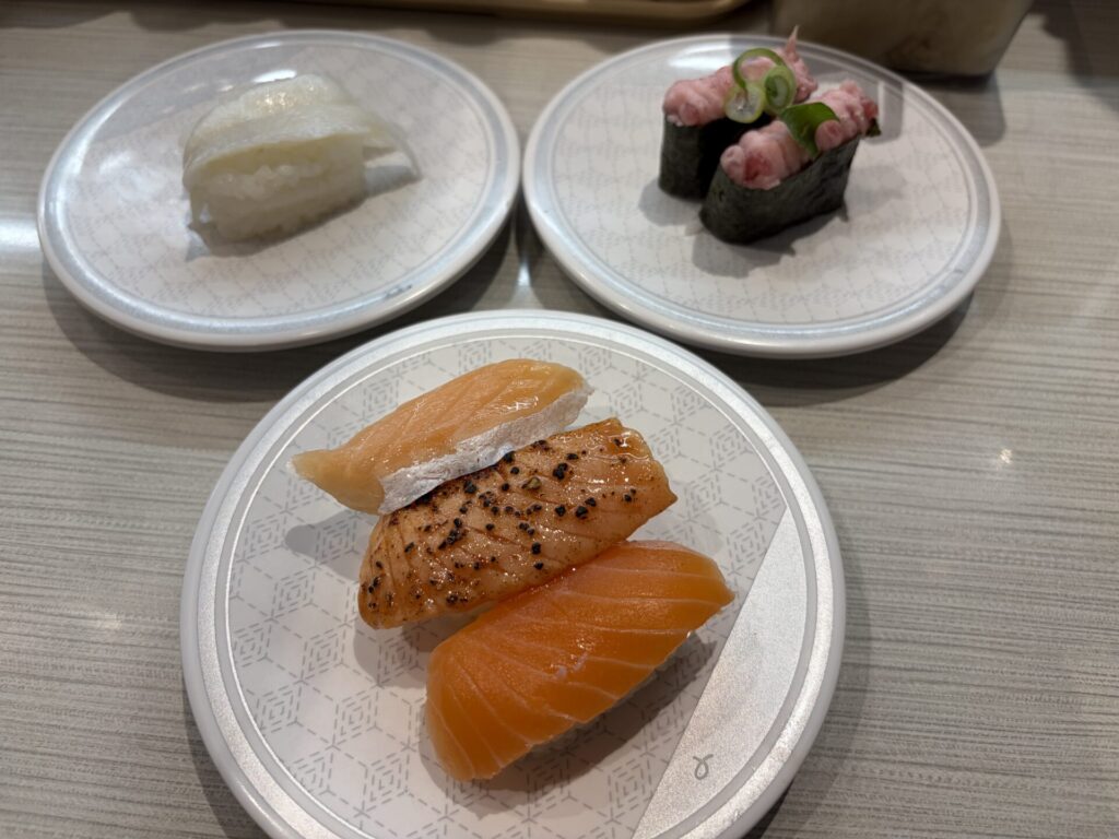 えんがわ、サーモン3種盛り、まぐろたたき軍艦