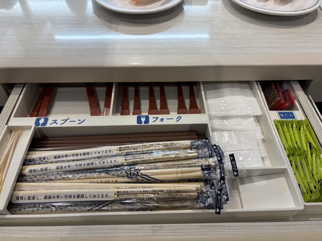 カウンター席下にある箸・フォーク・おしぼりなど