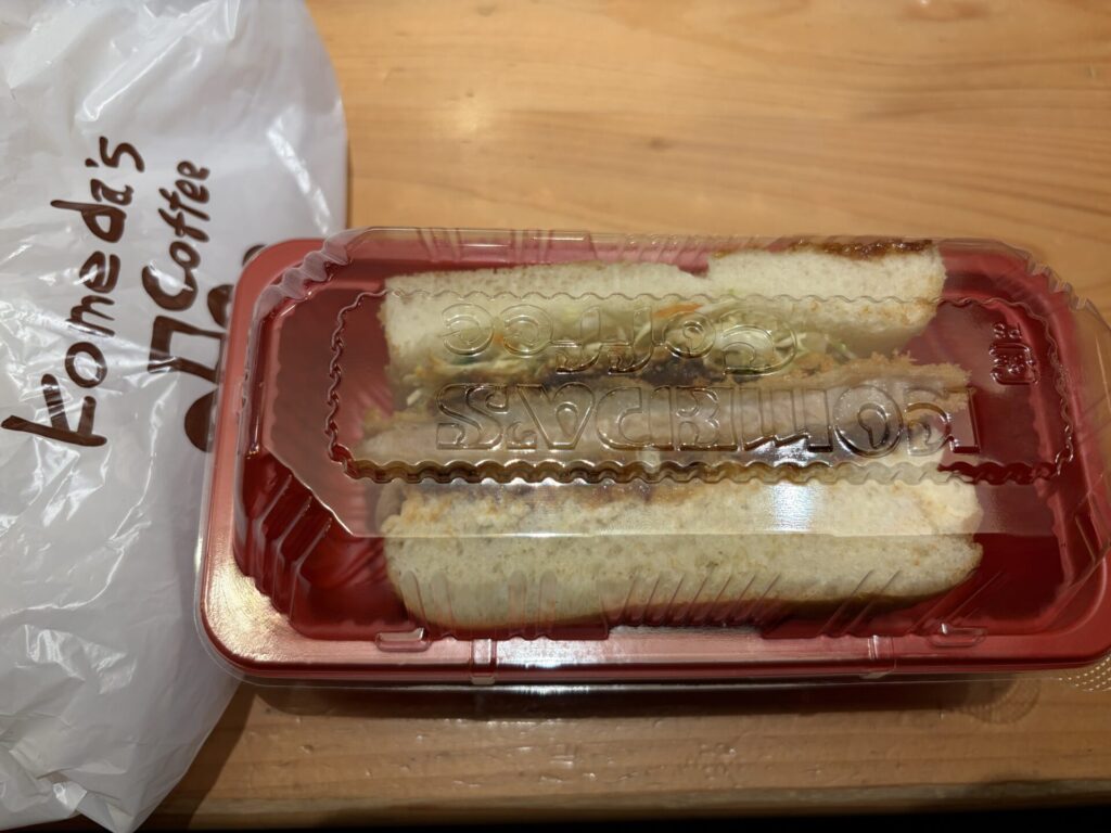 持ち帰り容器に入れたカツパンの写真