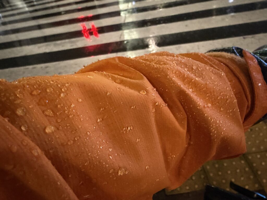 「ベルグテックEX」雨に濡れた腕の部分