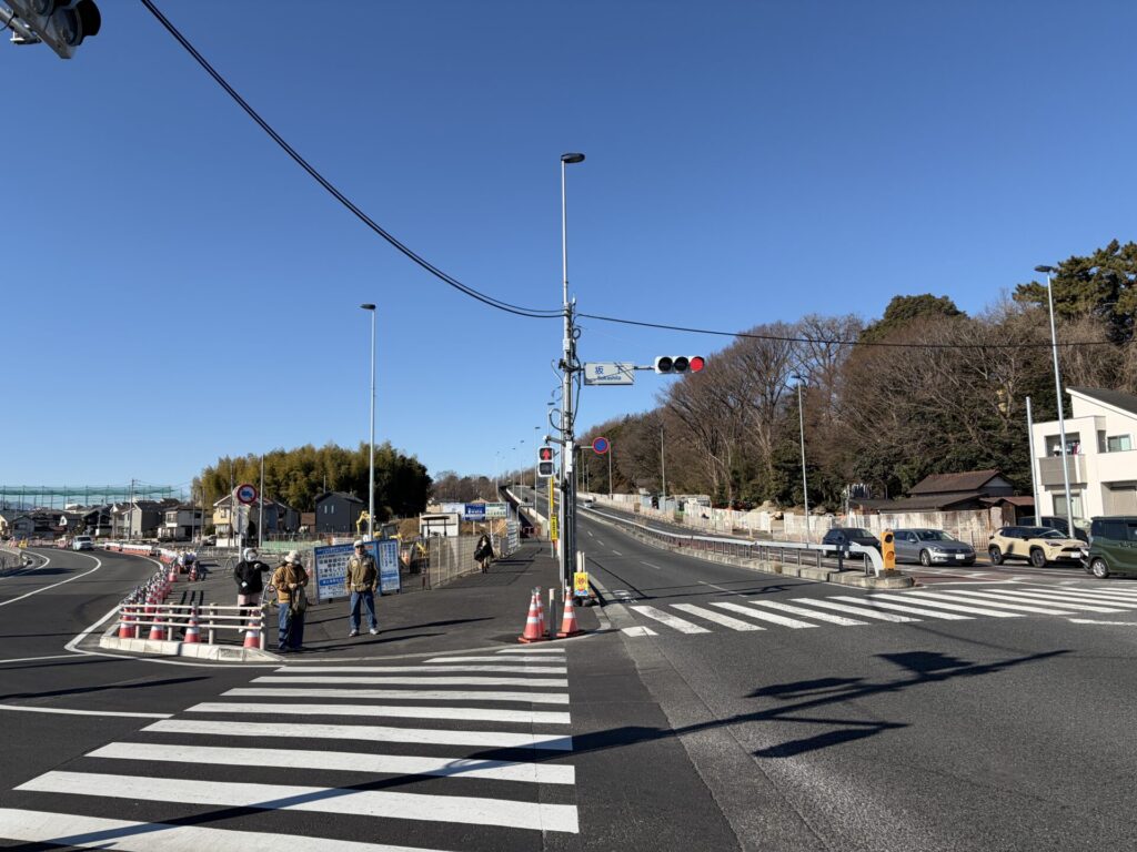 坂下交差点と目の前に見える登り坂