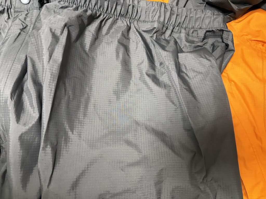 「ベルグテックEX」のズボンの上部