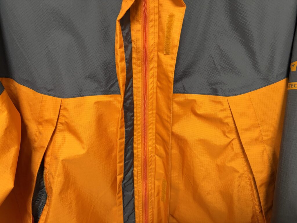 正面のジップを閉めただけの状態