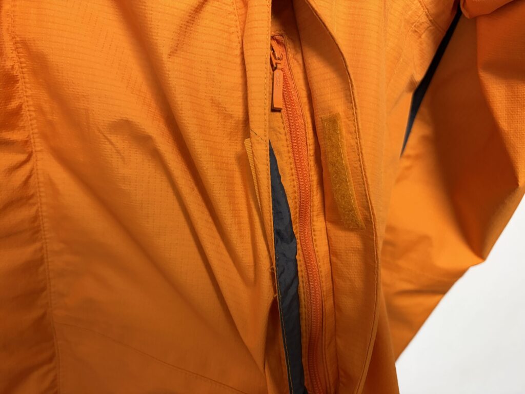 ポケット部分のジップとフラップ