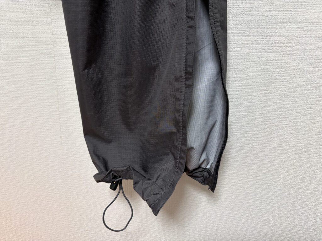 裾部分のジップとドローコード
