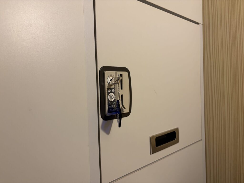 さるびあ丸・4Fにある特2等室、枕元にある貴重品ロッカー