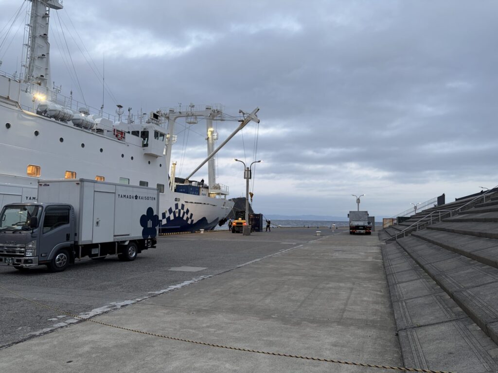 伊豆大島・岡田港の桟橋と停泊しているさるびあ丸