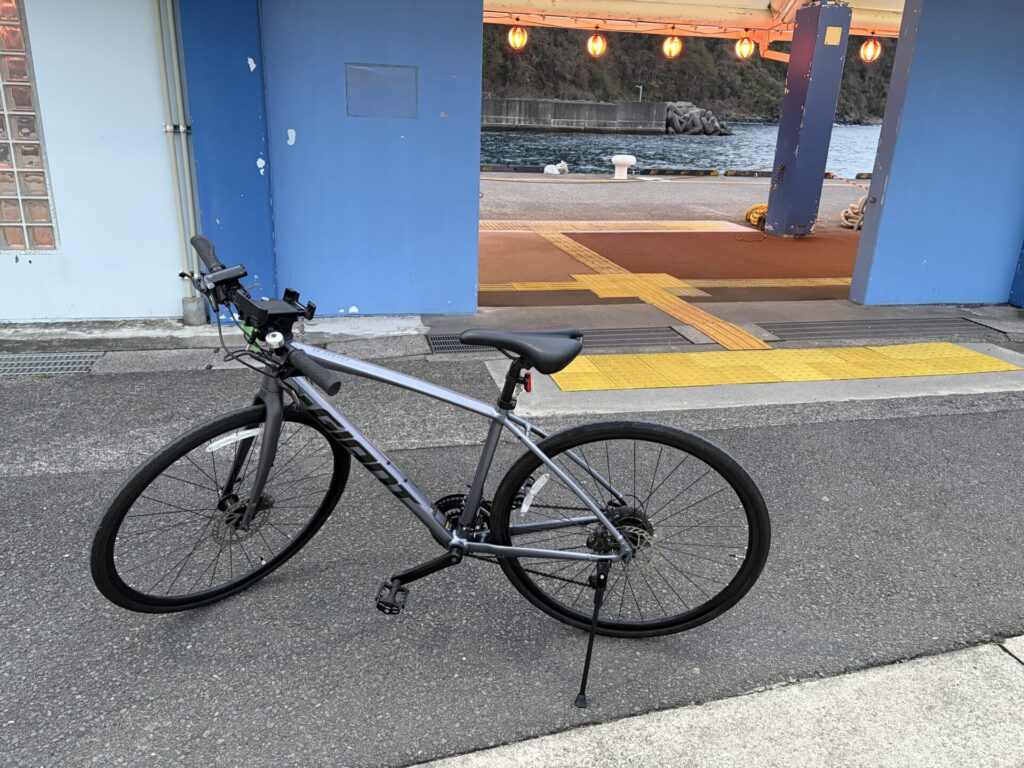 岡田港の桟橋とクロスバイク