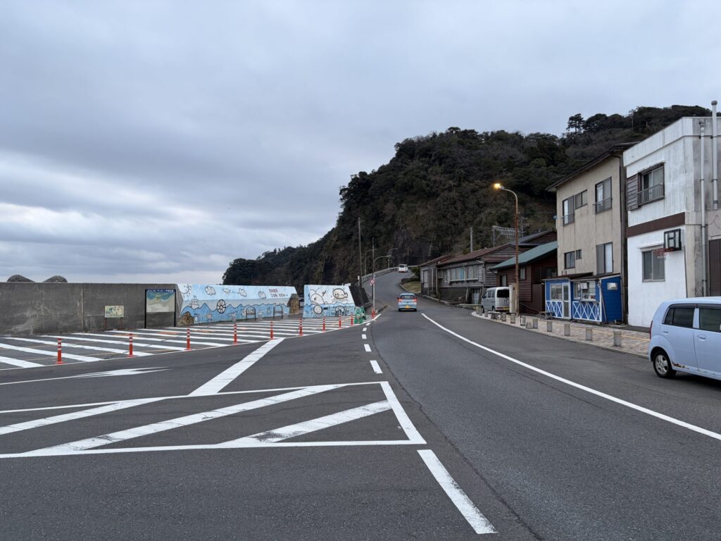 岡田港を抜けた先にある登り坂