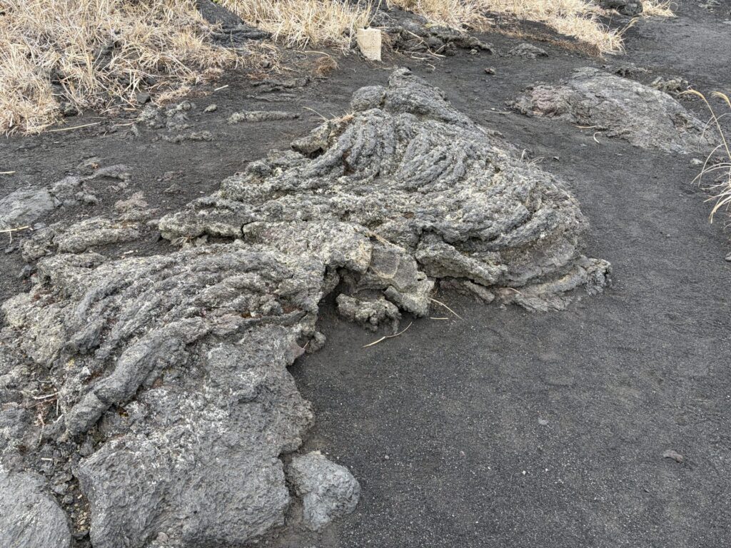 マグマの粘り気が弱い時にできるシワある溶岩
