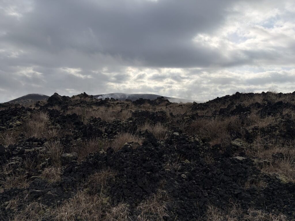火口から立ち上がる噴煙